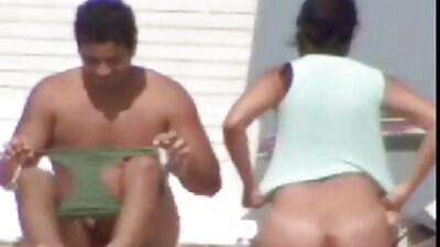 Un macho inflado mete una polla en el culo con todas sus mayores xxx fuerzas.