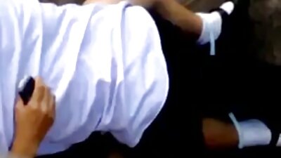 En un jardín descuidado, un xxx videos maduras tipo lascivo cría a una mujer japonesa para el sexo.