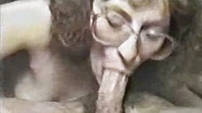Habiendo tomado una posición cómoda, la pantorrilla dejó que videos maduras xxx el pene entrara en el culo