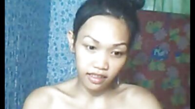Hombre humeante tiene anal videos maduras xxx caliente frente a la piscina.