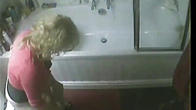 En el trabajo, las chicas señoras cojiendo japonesas frotan sus coños en una cama grande.