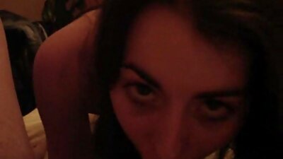 Hombre persistente entra en la vagina y el culo de mujeres mayores follando la chica